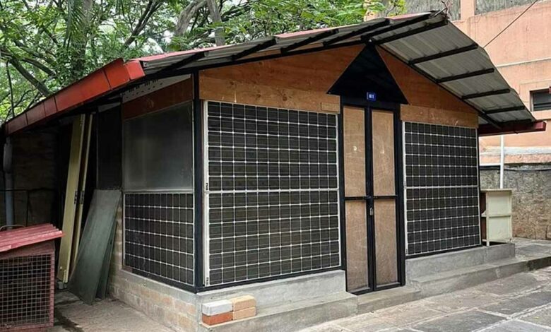 Construire des maisons avec des panneaux solaires usagés.