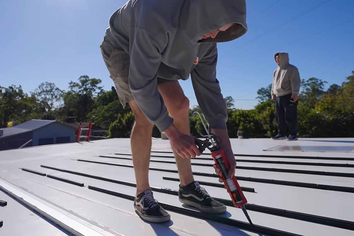 Mini galerie pour fixer un panneau solaire rigide sur le toit d'un van —  Low-tech Lab