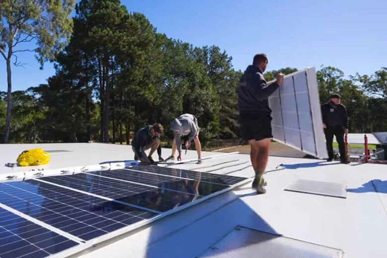 Cinq minutes pour l'installation d'un panneau solaire.