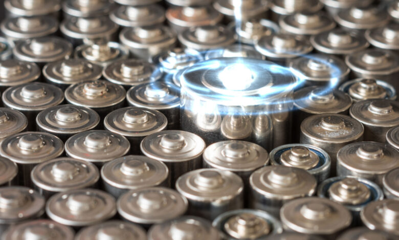 Des scientifiques japonais inventent une nouvelle batterie à air entièrement solide et rechargeable.