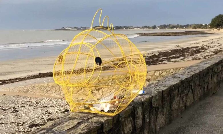 Une poubelle placée au bord de l'eau.
