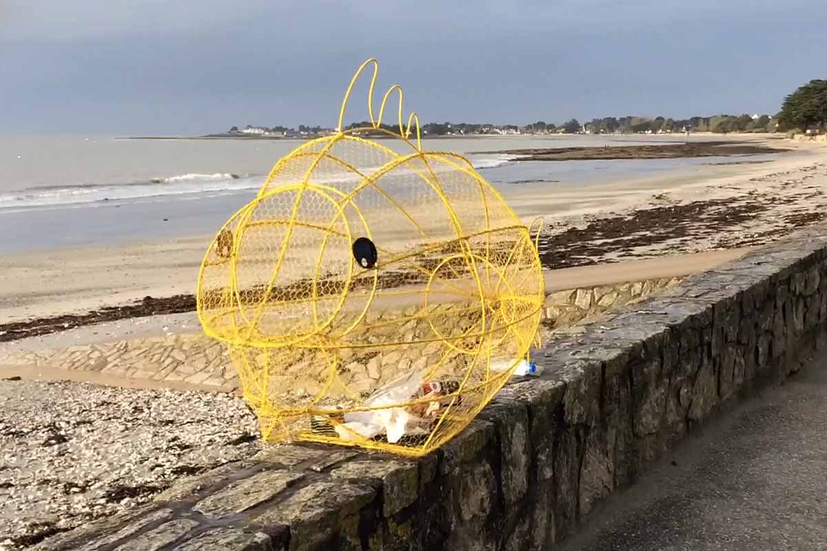 Une poubelle placée au bord de l'eau.