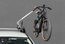 Une invention pour soulever sans effort les vélos électriques sur les toits des voitures.
