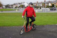 L'invention d'un vélo hybride et insolite qui se conduit sur le côté.