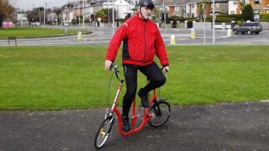 L'invention d'un vélo hybride et insolite qui se conduit sur le côté.