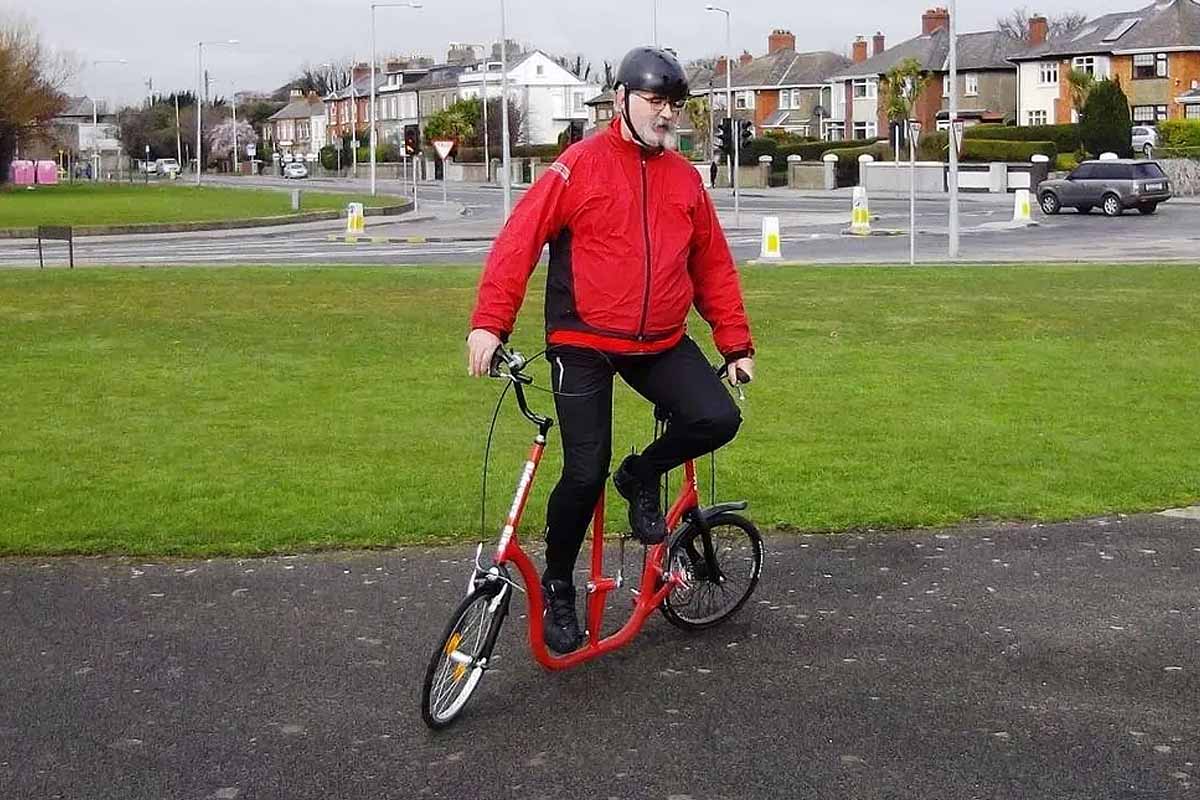 L'invention d'un vélo hybride et insolite qui se conduit sur le côté.