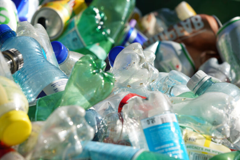 Selon un rapport mandaté par les organisations non gouvernementales Earthwatch Europe et Plastic Oceans UK, les récipients en plastique à usage unique constituent la principale catégorie de déchets plastiques présents dans les environnements aquatiques européens tels que les océans, les mers, les fleuves et les rivières.