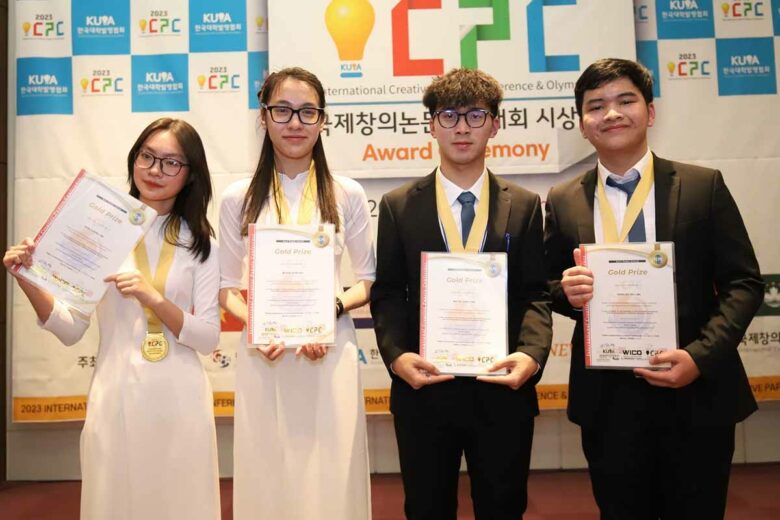 Les lycéennes Lê Trân Hiên Mai et Nguyên Hà Chi, du lycée Chu Van An, à Hanoï, ont gagné la médaille d'or pour leur solution de traitement des déchets plastiques.
