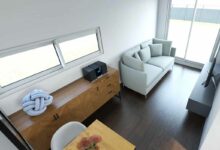 La maison container dispose d'une chambre et d'une salle de bains.