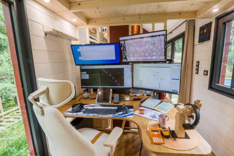 Un gigantesque bureau pour le télétravail. Christophe y travaille de 8 à 10 heures par jour.