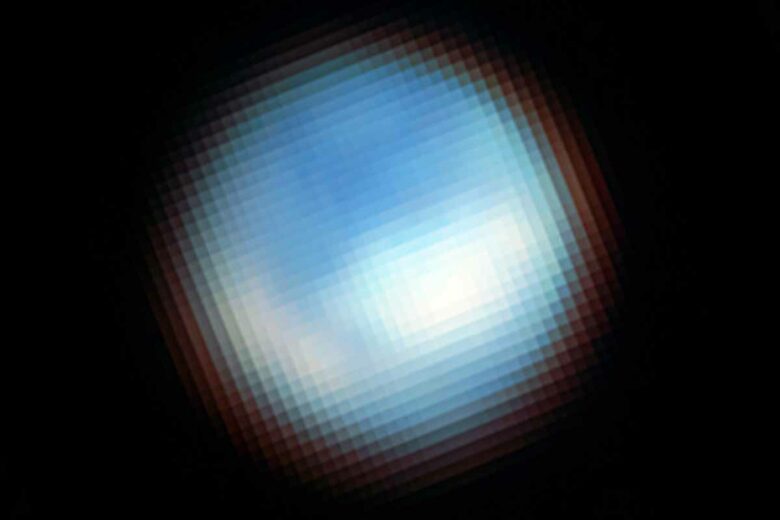 La caméra NIRCam (Near Infrared Camera) du télescope spatial James Webb de la NASA a pris cette image de la surface d'Europe, une lune de Jupiter. Webb a identifié du dioxyde de carbone sur la surface glacée d'Europe qui provient probablement de l'océan souterrain de la lune. Cette découverte a d'importantes implications pour l'habitabilité potentielle de l'océan d'Europe.