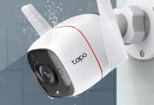 Une caméra de surveillance étanche IP66, vision nocturne, Détection de personne et alarme sonore, Compatible avec Alexa et Google Assistant.