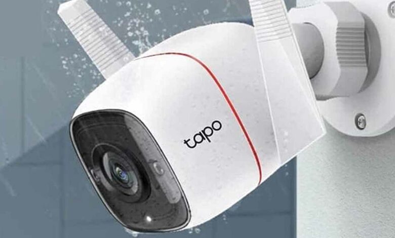 Une caméra de surveillance étanche IP66, vision nocturne, Détection de personne et alarme sonore, Compatible avec Alexa et Google Assistant.