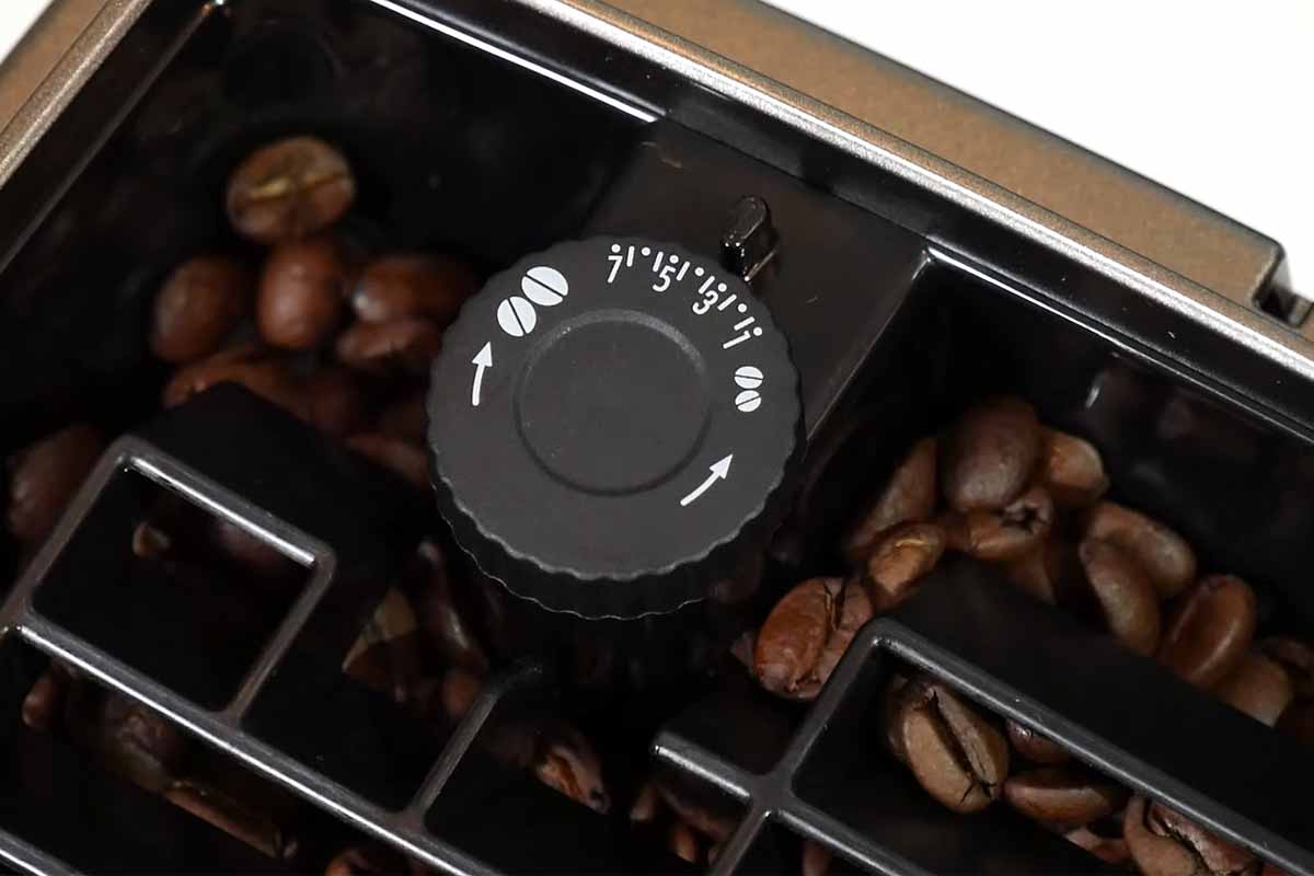 Adieu les dosettes polluantes », l'incontournable cafetière à grain DeLonghi  est à moins de 300 € - NeozOne