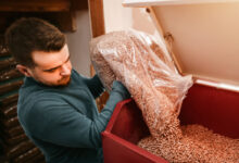 Fabriquer ses propres pellets de bois pour économiser sur ses factures de chauffage.
