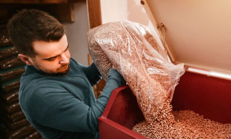 Fabriquer ses propres pellets de bois pour économiser sur ses factures de chauffage.