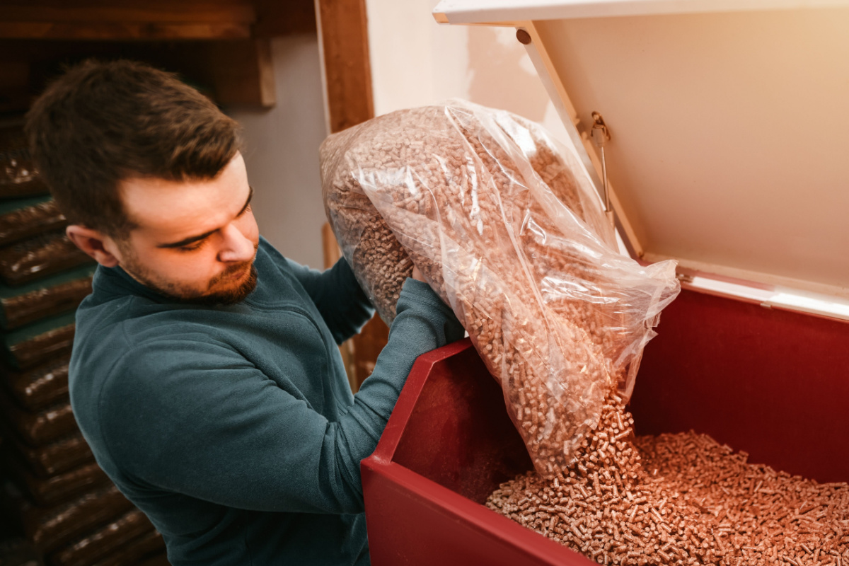 Fabriquer ses propres pellets de bois pour économiser sur ses factures de chauffage.