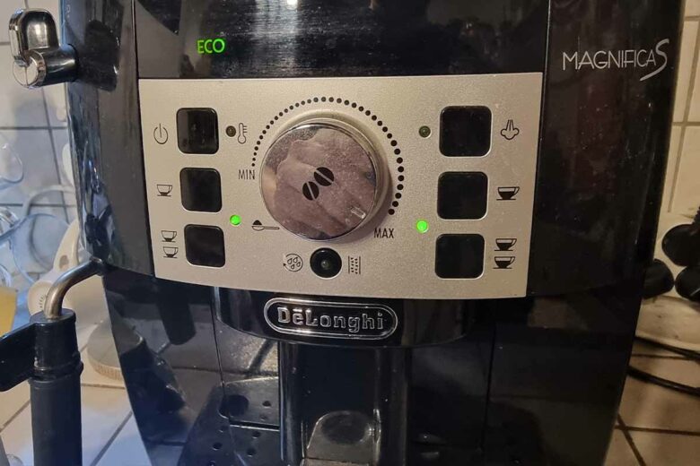 Machine à café automatique avec buse vapeur « Cappuccino ».