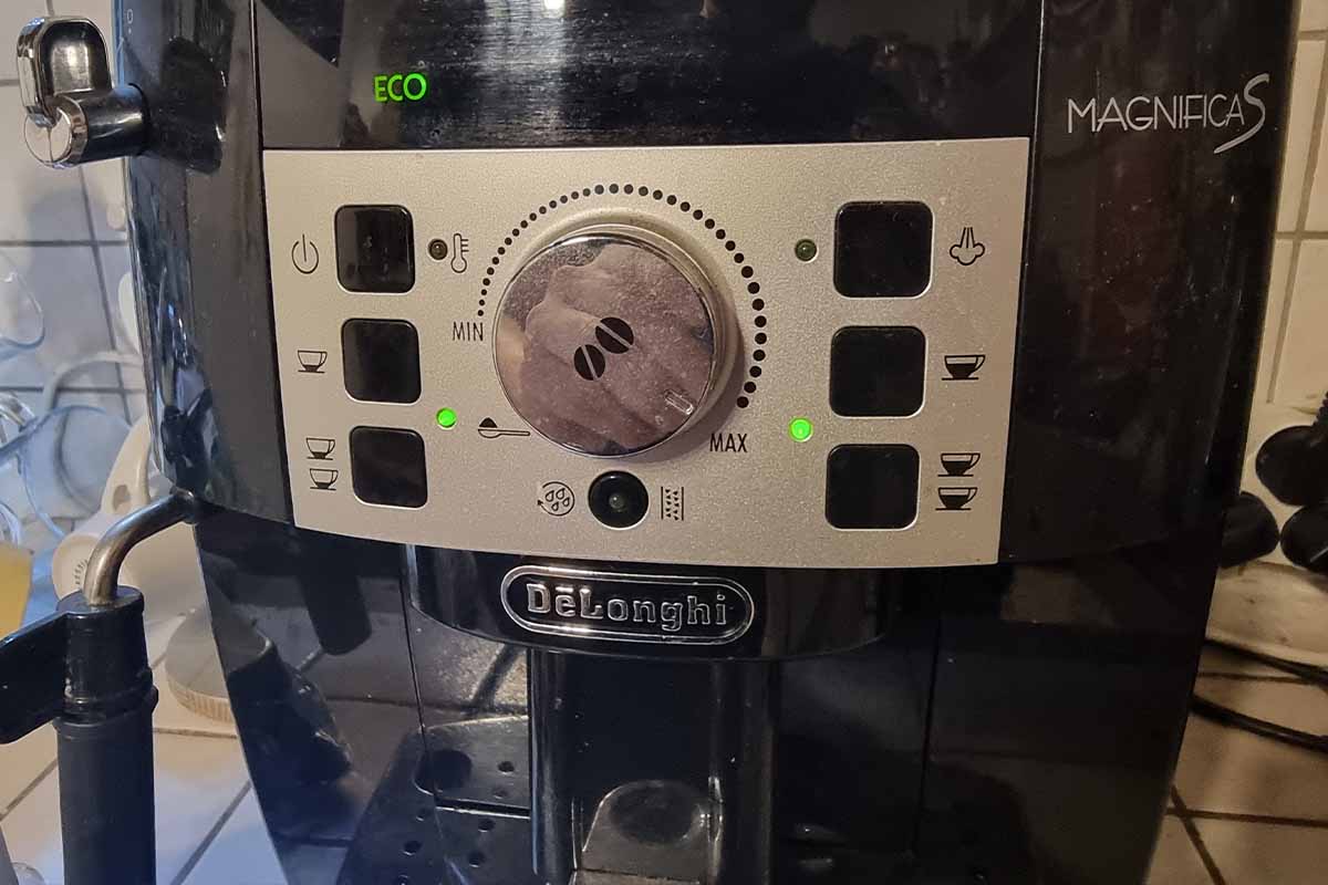 Adieu les dosettes de café chères et polluantes, la cafetière à grains De' Longhi Magnifica S est à seulement 279,99 € - NeozOne