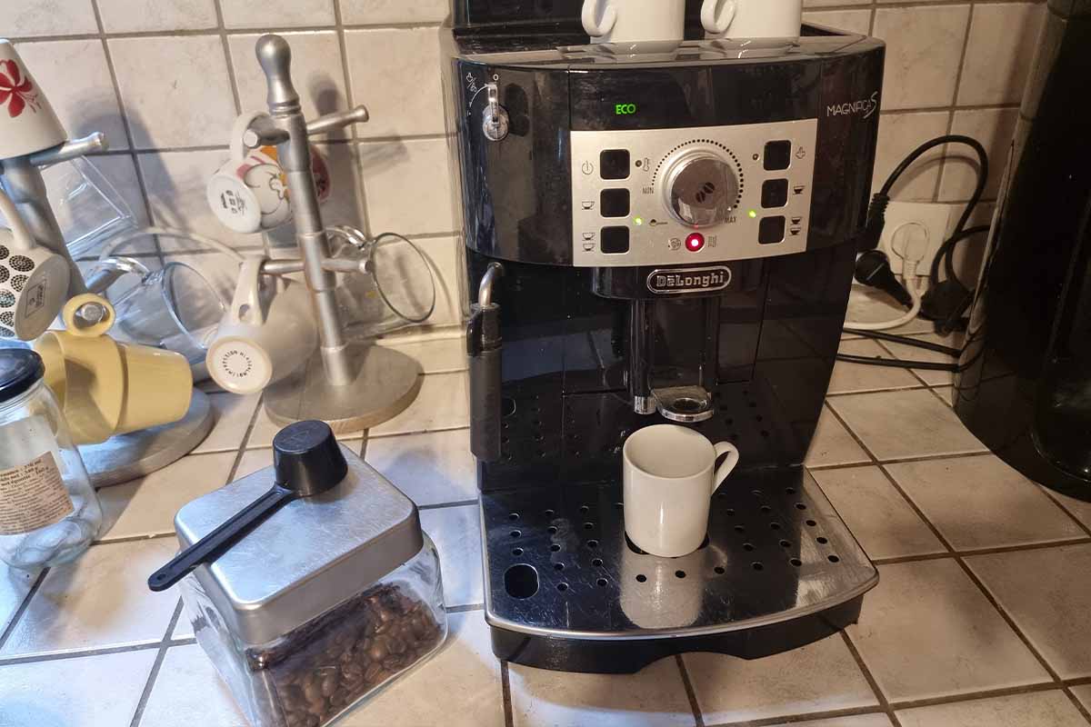 Adieu les dosettes de café chères et polluantes, la cafetière à