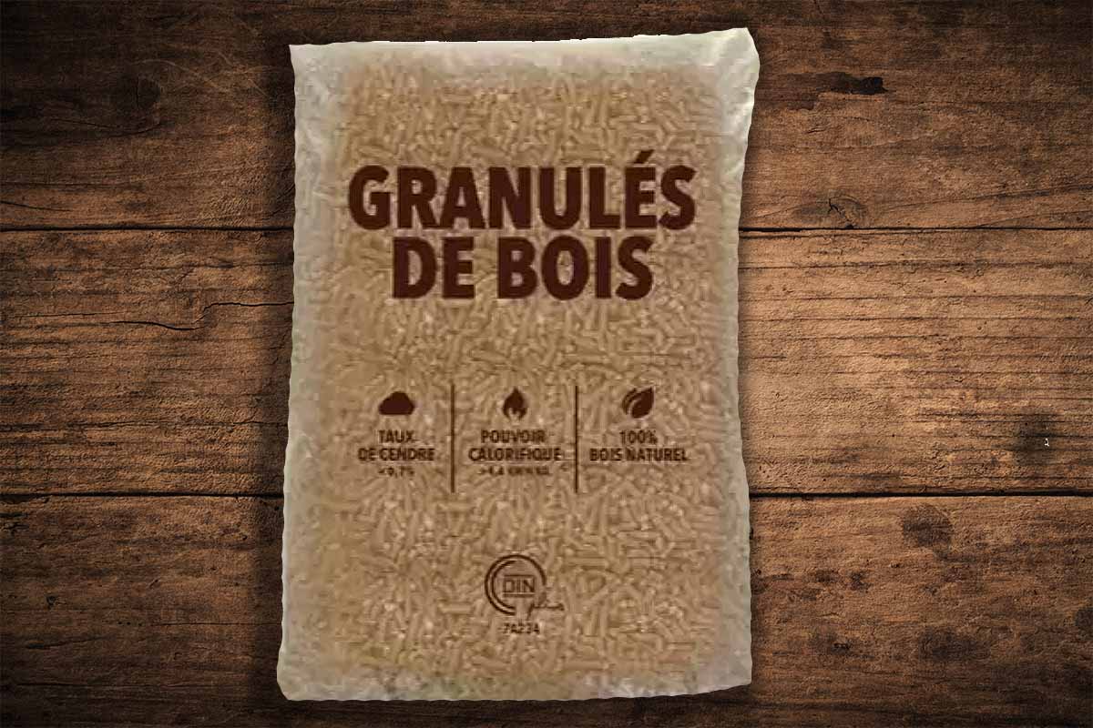 Granulés de bois 100 % issu de forêts locales françaises gérées durablement.