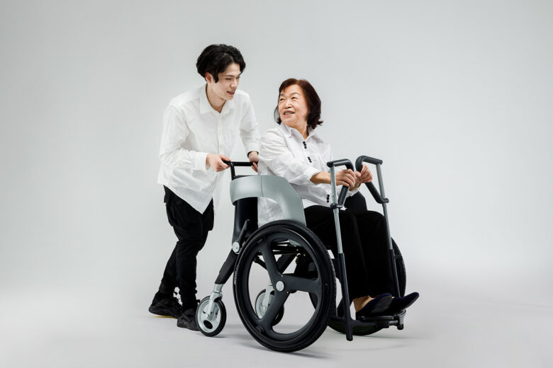 Un fauteuil roulant/déambulateur, pour favoriser l'autonomie.