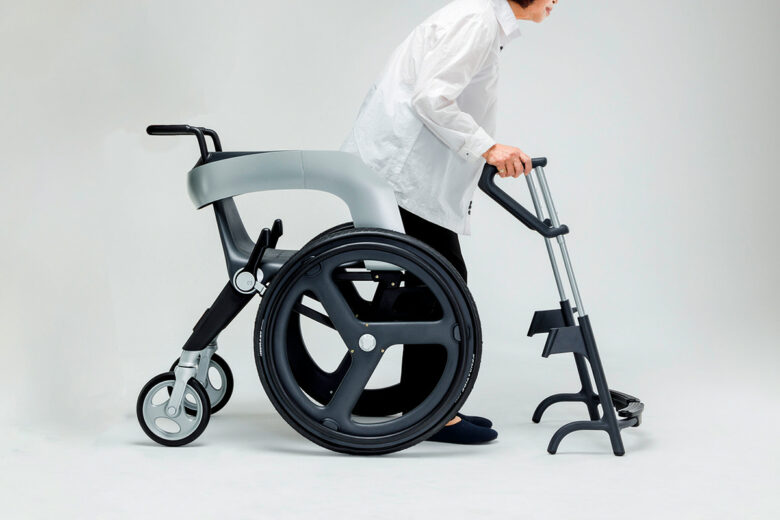 Pour gagner en autonomie, ce fauteuil roulant est également doté d'un déambulateur.