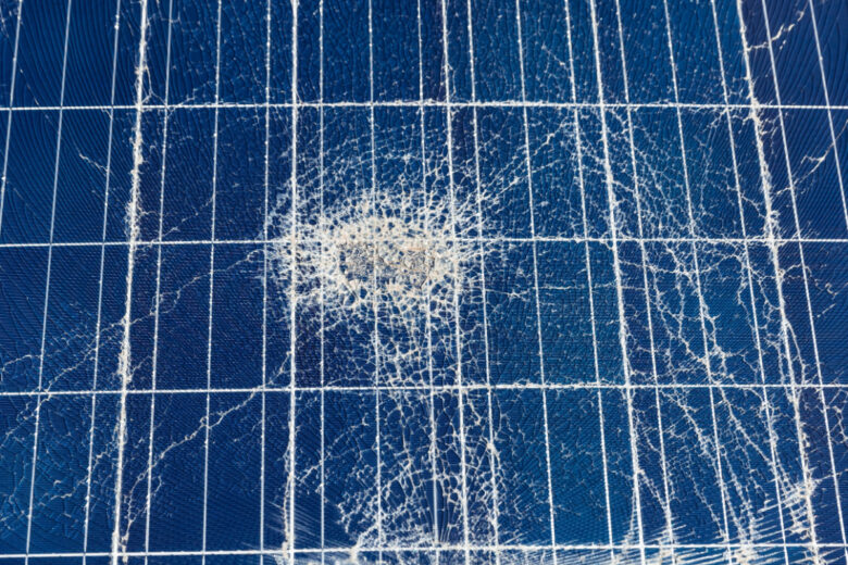 Une société produit délibérément des panneaux solaires aux coins cassés et au verre fissuré pour les rendre moins attrayants.