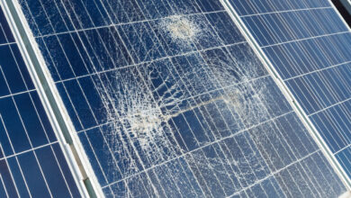 Des panneaux solaires présentant des dommages visibles pour réduire les vols.