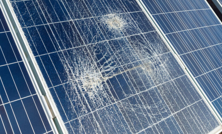 Des panneaux solaires présentant des dommages visibles pour réduire les vols.