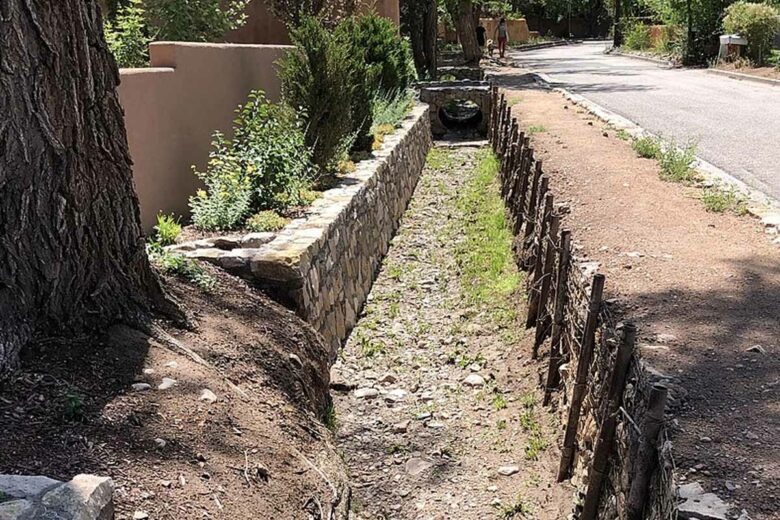 L'Acequia Madre (Mother Ditch), Santa Fe, Nouveau-Mexique, juin 2022