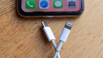 Un adaptateur USB-C vers Lightning pour utiliser les anciens câbles sur le nouvel iPhone.