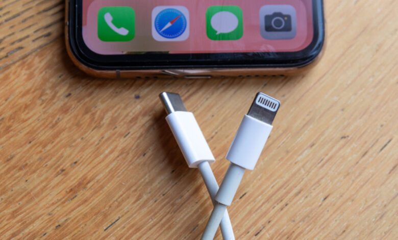 Un adaptateur USB-C vers Lightning pour utiliser les anciens câbles sur le nouvel iPhone.