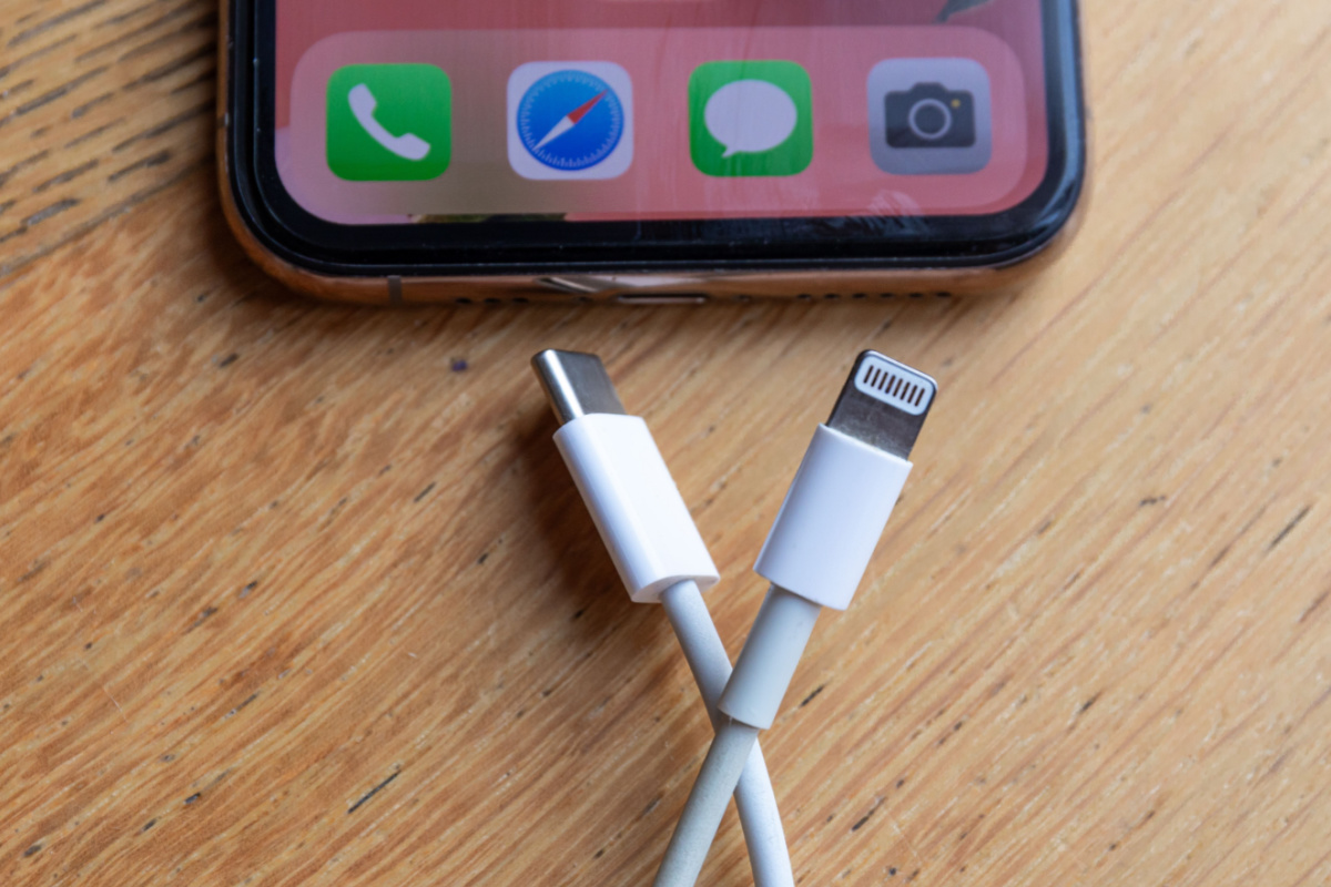 Un adaptateur USB-C vers Lightning pour utiliser les anciens câbles sur le nouvel iPhone.