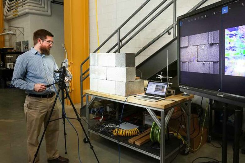 Des chercheurs du laboratoire national d'Oak Ridge du ministère de l'Énergie ont inventé un nouveau système de détection qui permet aux auditeurs énergétiques de repérer l'air qui s'échappe d'un bâtiment, en temps réel, à l'aide d'une caméra.