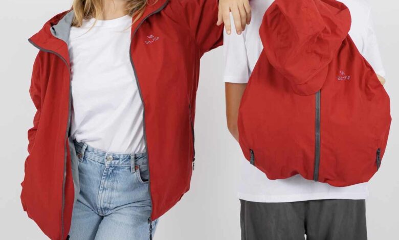 L'invention d'un sweat écoresponsable pouvant se transformer en un véritable sac à dos.