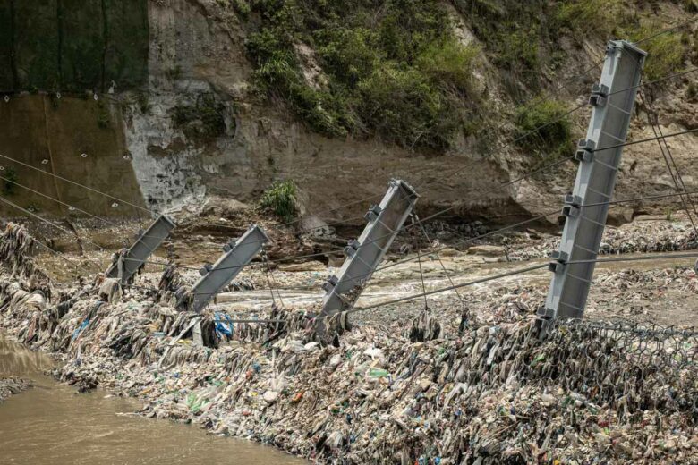 Interceptor Trashfence, dans la rivière Las Vacas, Guatemala. Endommagé après une crue.