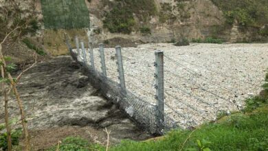 Une barrière pour contenir la pollution dans la rivière Las Vaca au Guatemala.