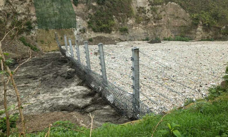 Une barrière pour contenir la pollution dans la rivière Las Vaca au Guatemala.