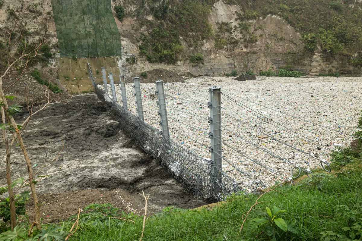 Une barrière pour contenir la pollution dans la rivière Las Vaca au Guatemala.