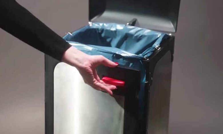 Une poubelle équipée d'une porte placée sur la cuve pour sortir plus facilement les sacs pleins.