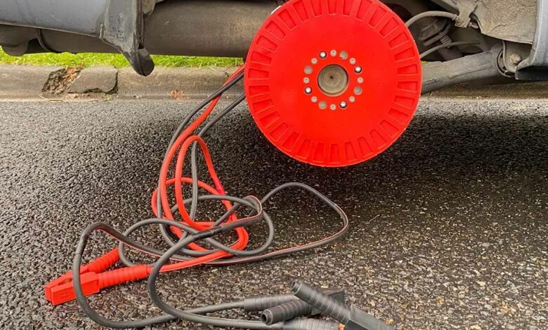 L'invention d'un dispositif pour transformer les véhicules à moteur à combustion interne en véhicules électriques hybrides.