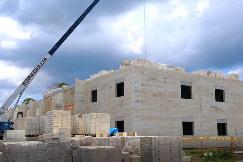 Le système de construction RENCO permet de construire des structures allant jusqu'à cinq étages.
