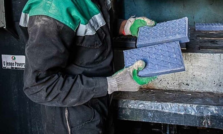 Les briques en plastique Gjenge ont une résistance à la compression trois fois supérieure à celle des pavés en béton conventionnels.