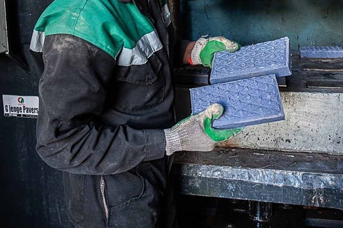 Les briques en plastique Gjenge ont une résistance à la compression trois fois supérieure à celle des pavés en béton conventionnels.