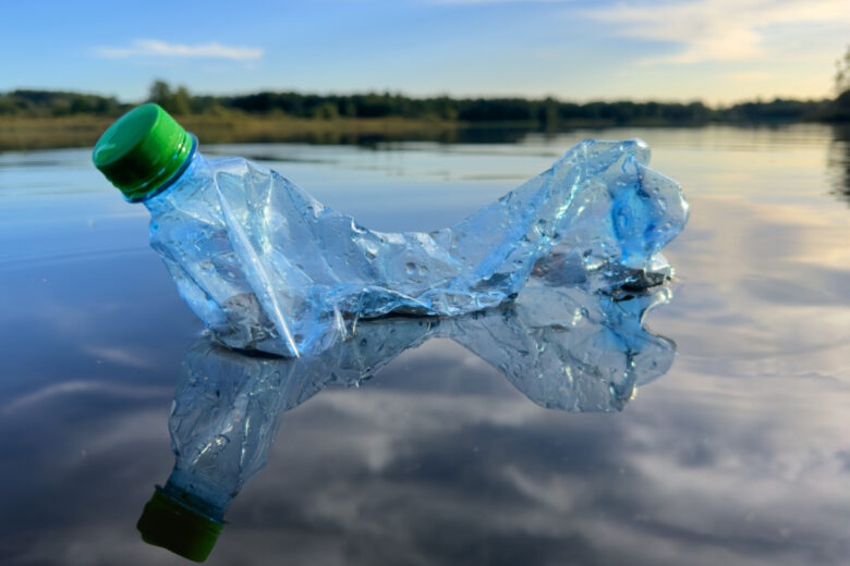 90 % des échantillons d’eau des Grands Lacs présentent des niveaux de microplastiques dangereux.