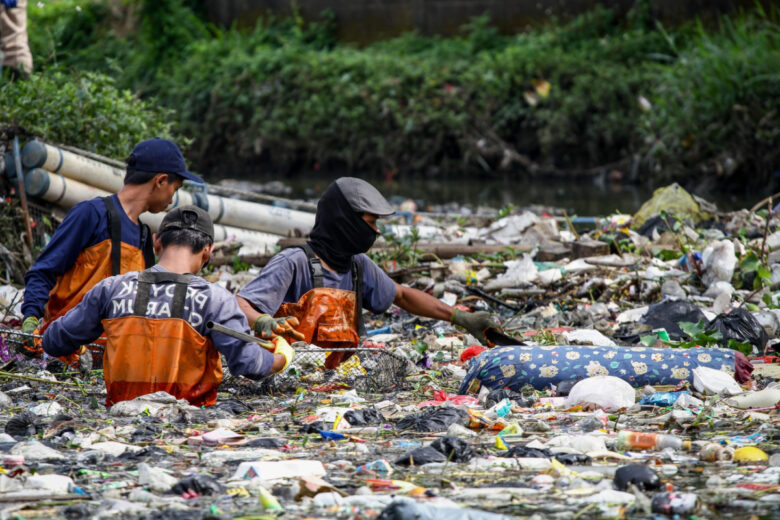 Une rivière polluée par le plastique en Indonésie (15 mars 2023).