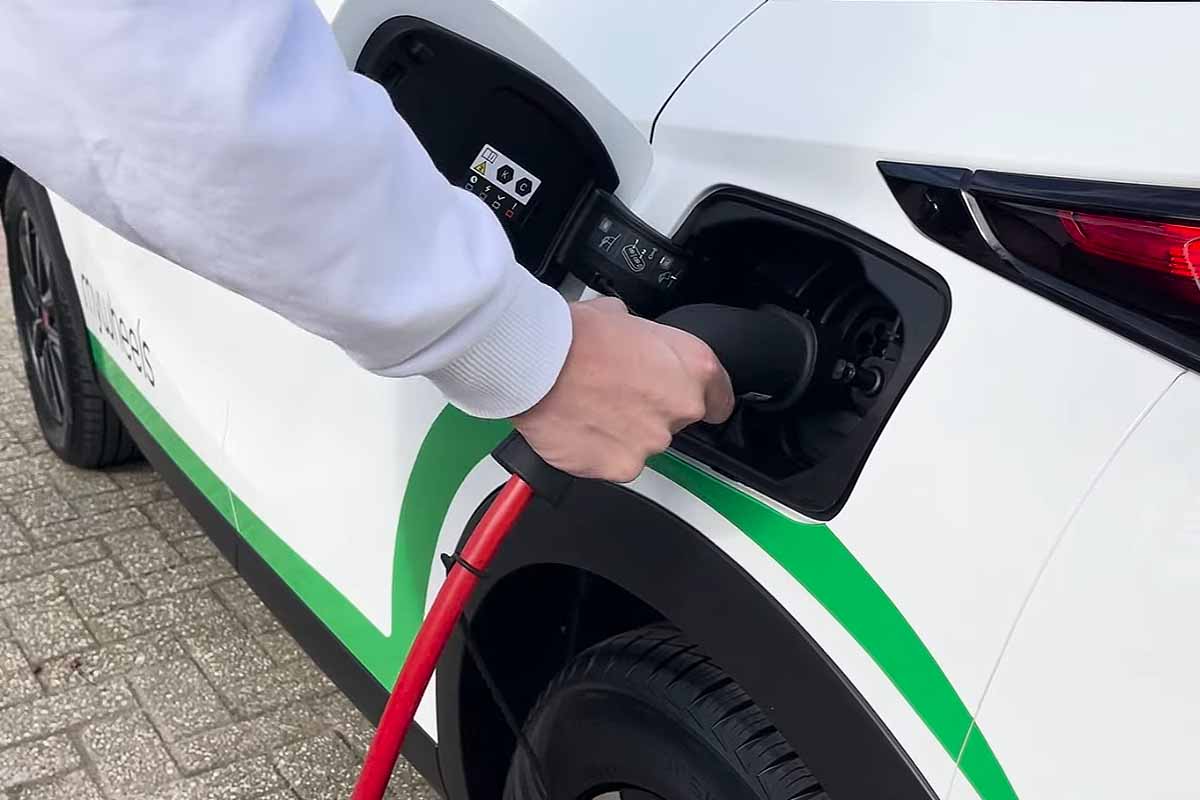 Plus de 300 voitures partagées à Utrecht, rechargées via We Drive Solar.