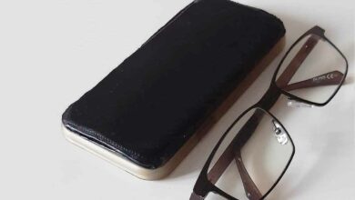 L'invention d'une coque de téléphone qui permet aux presbytes de toujours avoir leurs lunettes à proximité de leur smartphone,