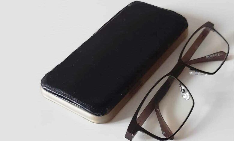 L'invention d'une coque de téléphone qui permet aux presbytes de toujours avoir leurs lunettes à proximité de leur smartphone,